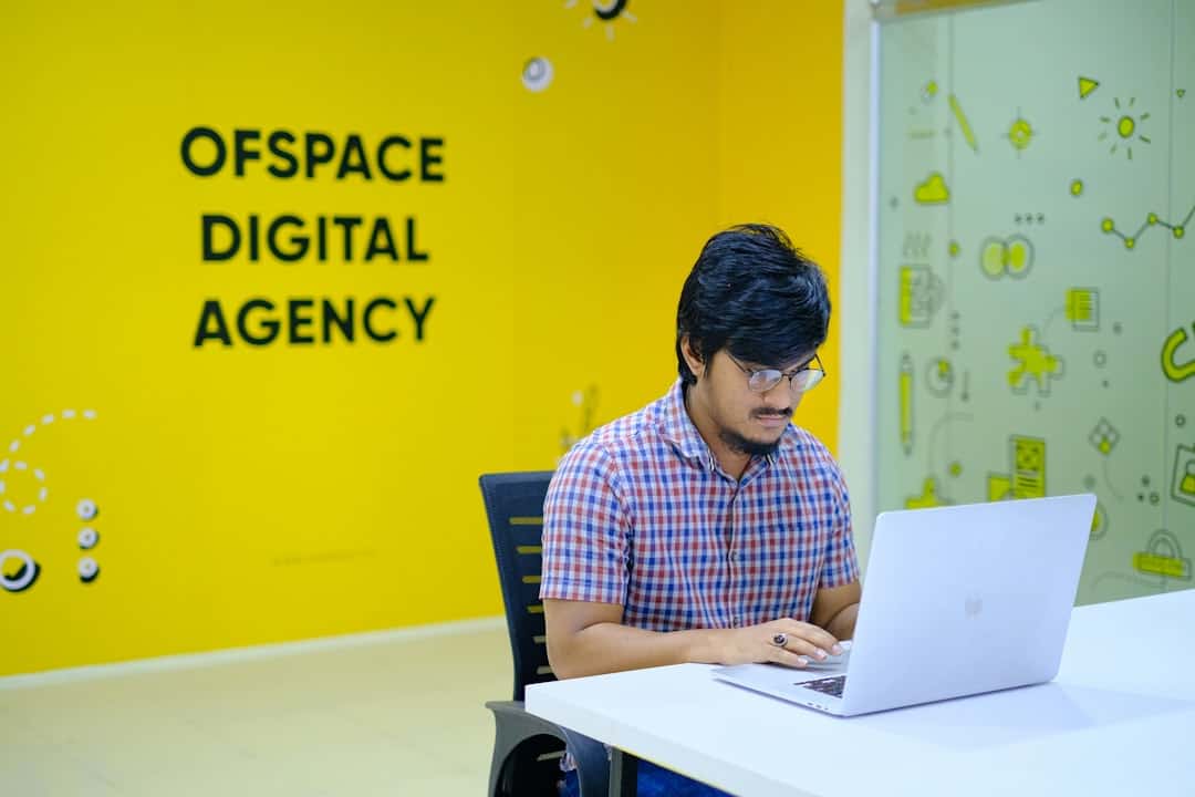 أهم 10 أسئلة يجب أن تطرحها على أي مستشار تسويق إلكتروني قبل توظيفه. Photo digital marketing consultant