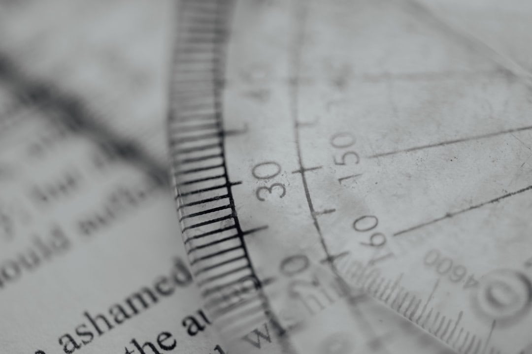 الفرق بين الـ Metrics والـ KPI: دليل أصحاب الشركات لبناء سيستم رصين Photo Metrics vs KPI