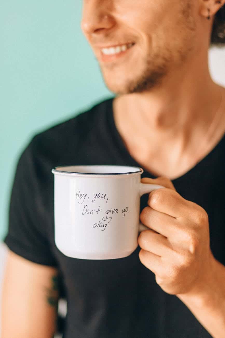 دليل تكلفة التعاقد مع مستشار تسويق إلكتروني: استثمار أم عبء مالي؟ a man holding a mug with a message