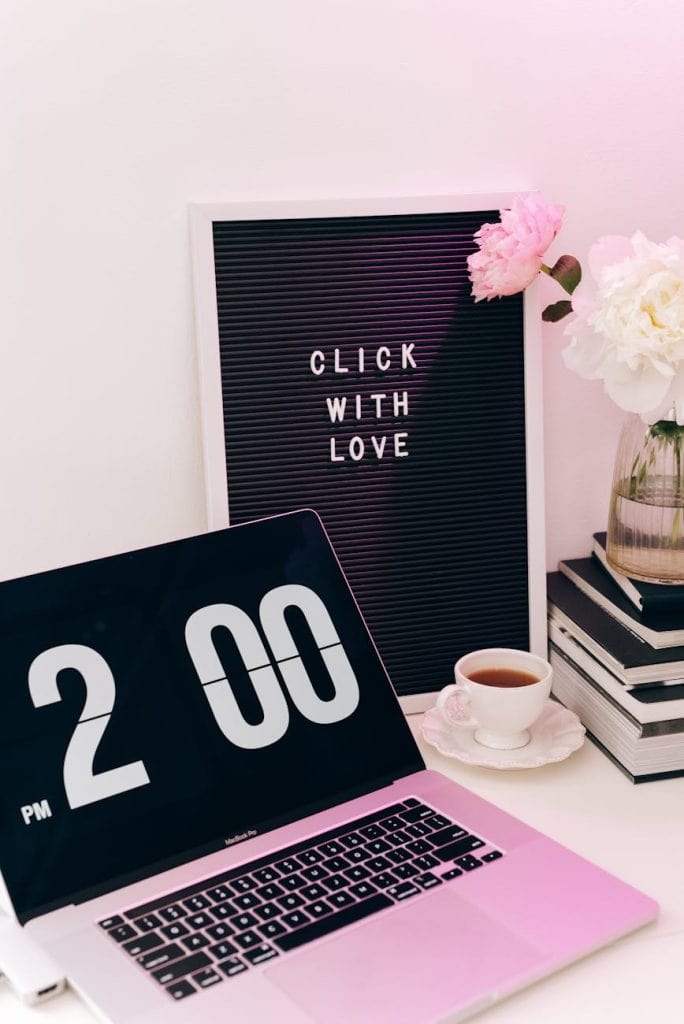 لقد اشتركت في القائمة البريدية لذيب غنما 6 a laptop beside a frame